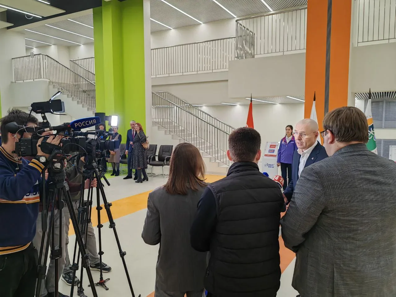 Дорогие друзья, команда канала «Россия 1»!  От всего коллектива «Артека» — артековский привет и искр