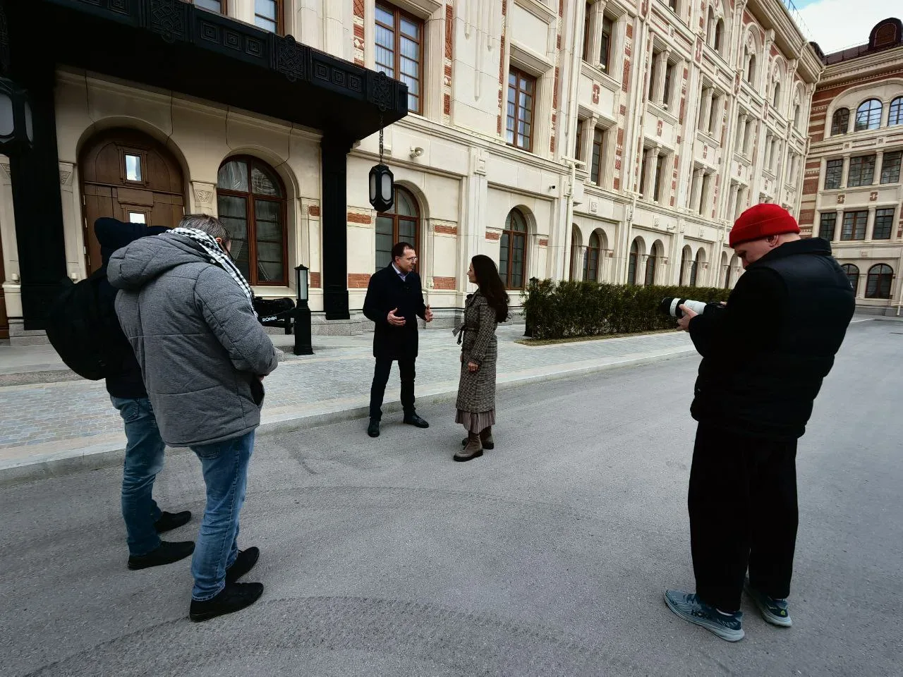 Дорогие друзья, команда канала «Россия 1»!  От всего коллектива «Артека» — артековский привет и искр