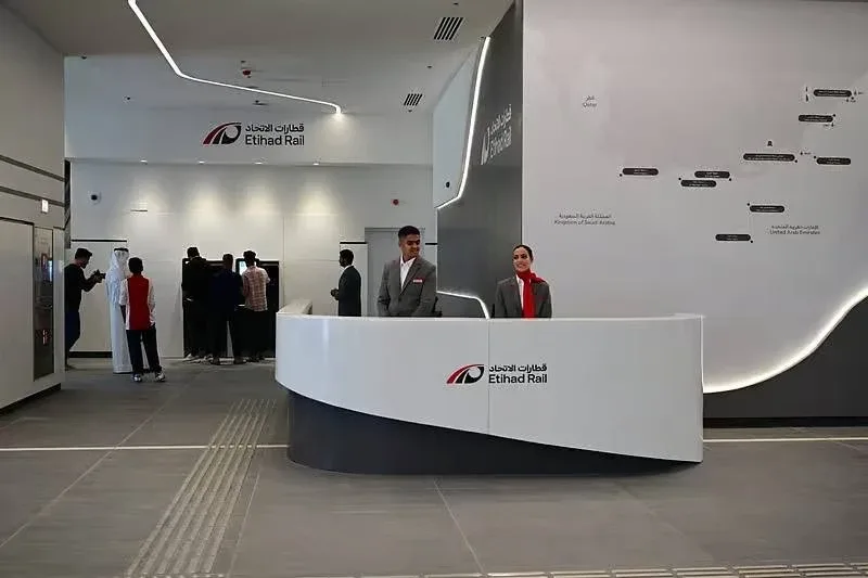 Ж/д вокзал по-эмиратски: Etihad Rail показала первую полностью готовую пассажирскую станцию в Фуджей
