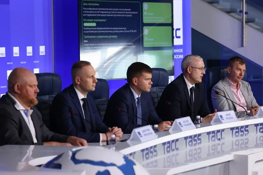👨‍👩‍👦 ДОМ.PФ запустил программу поручительств для подрядчиков ИЖС.  Цель — помочь компаниям, у котор