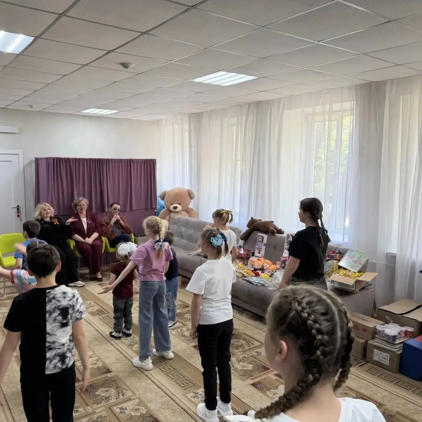 Вчера весь день провели на Донбассе. Посетил детские дома ДНР и ЛНР, поздравил детишек и персонал де