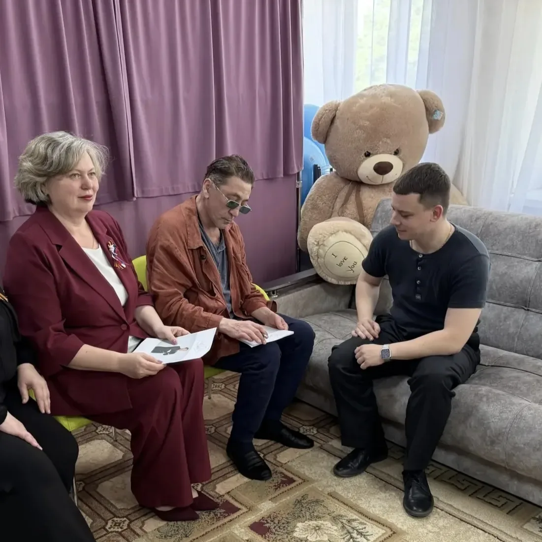 Вчера весь день провели на Донбассе. Посетил детские дома ДНР и ЛНР, поздравил детишек и персонал де