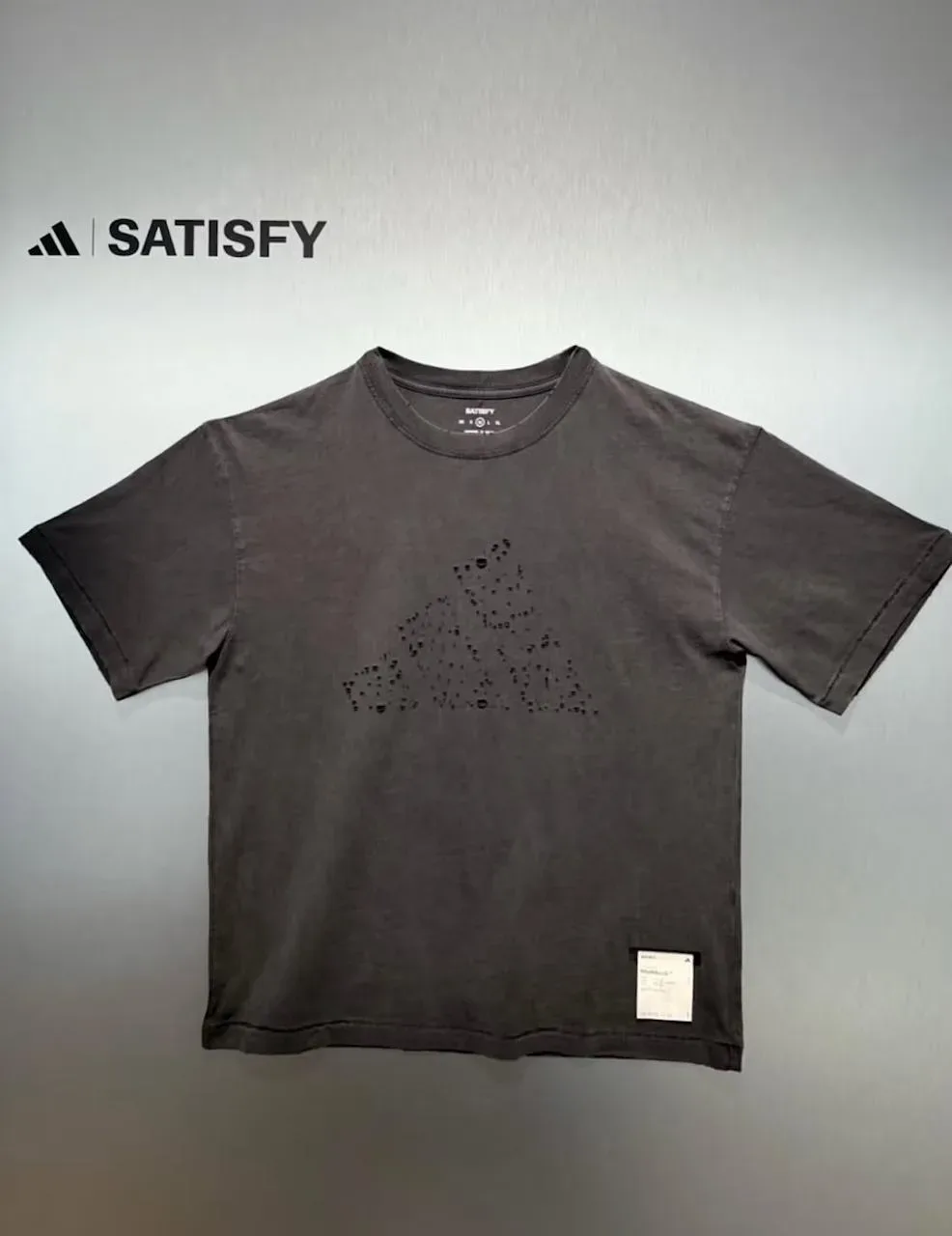 ТАК УМИРАЕТ ИДЕНТИЧНОСТЬ  В сети появились первые кадры коллабы Satisfy x adidas. Наверное, в Satisf