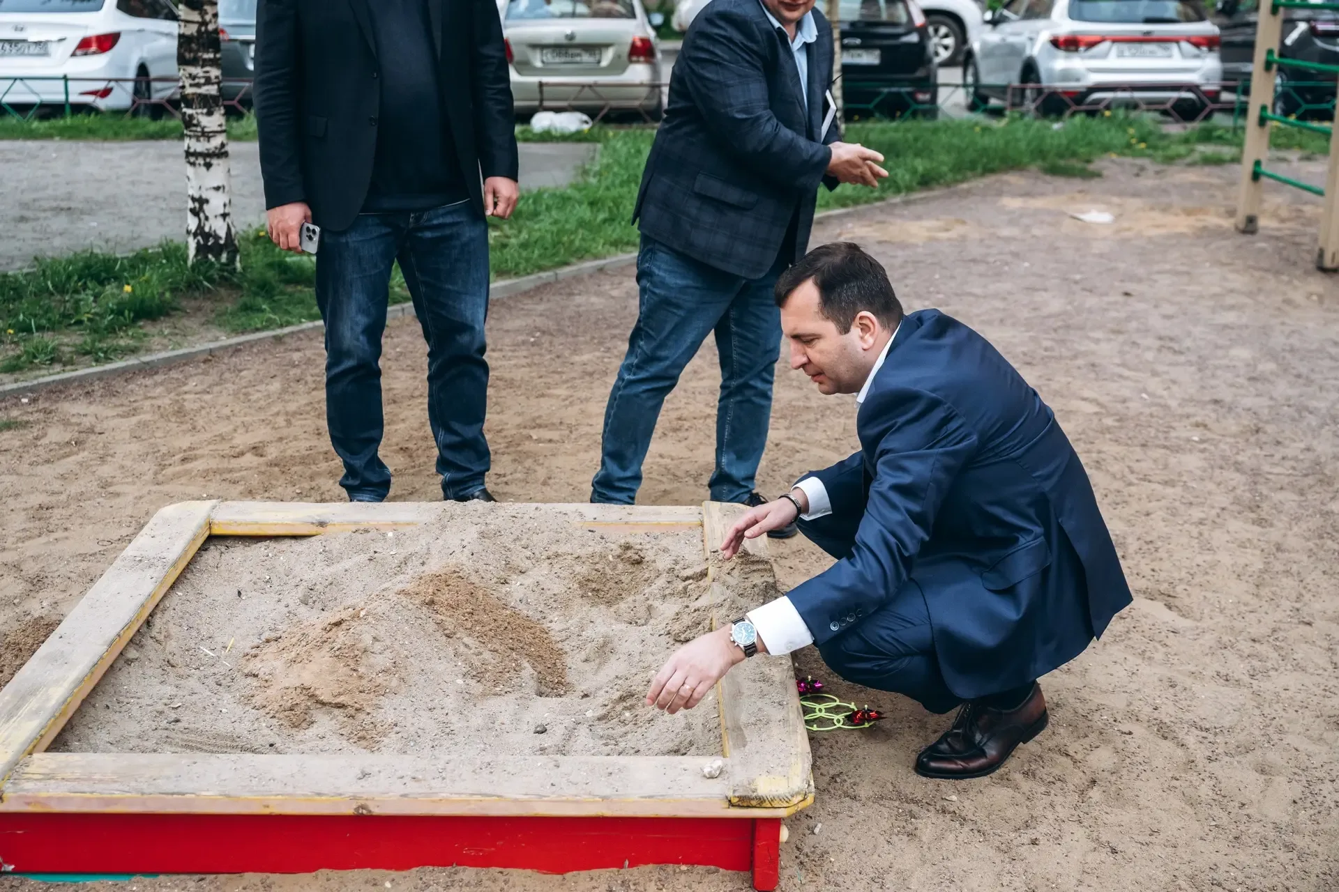 После выездной администрации дополнительно прошёл по территории микрорайона.  Во дворе между домами 