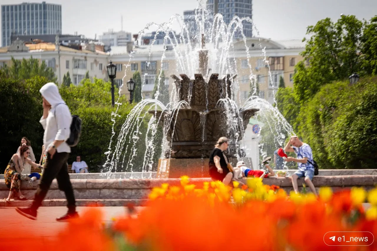 Сезон фонтанов можно считать открытым! Наш фотограф Владислав Лоншаков прогулялся по жаркому городу.
