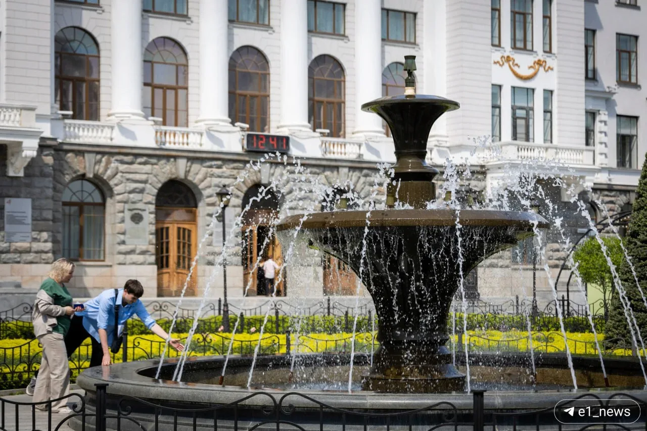 Сезон фонтанов можно считать открытым! Наш фотограф Владислав Лоншаков прогулялся по жаркому городу.