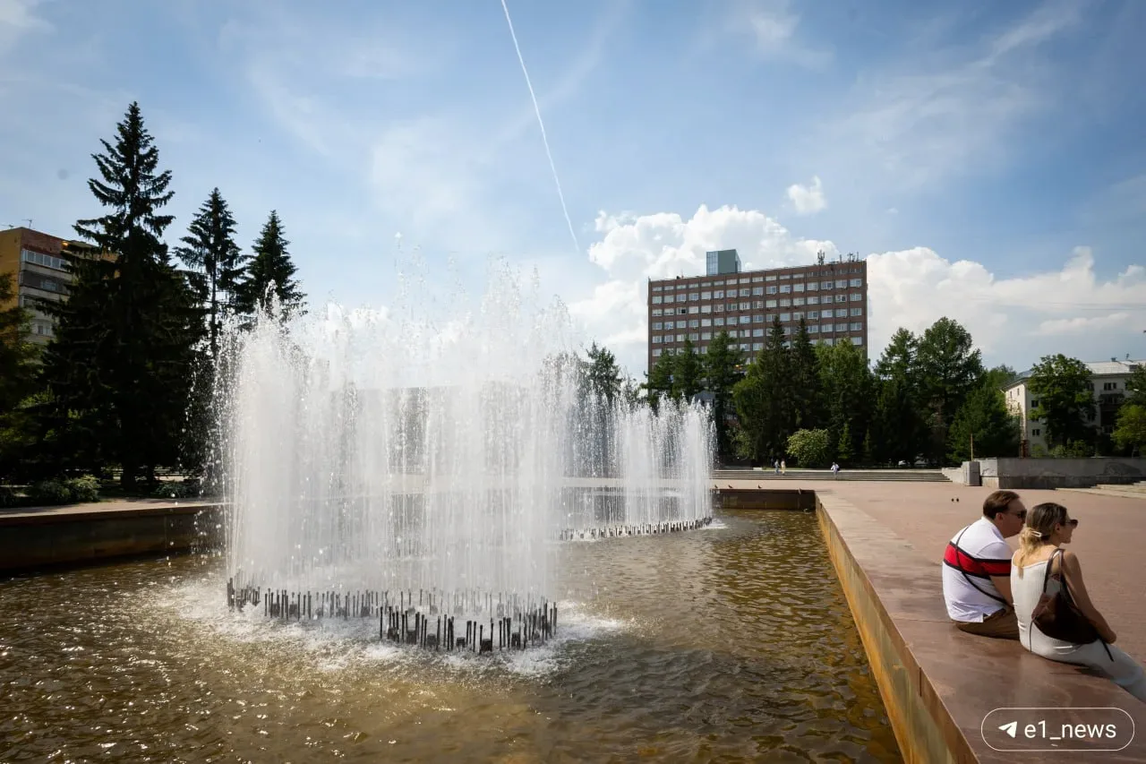 Сезон фонтанов можно считать открытым! Наш фотограф Владислав Лоншаков прогулялся по жаркому городу.