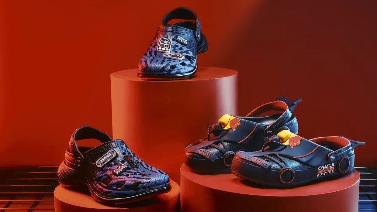 Crocs выпустила тапки в стиле болидов F1 — это официальная коллаба с Red Bull.  На выбор «спортивная