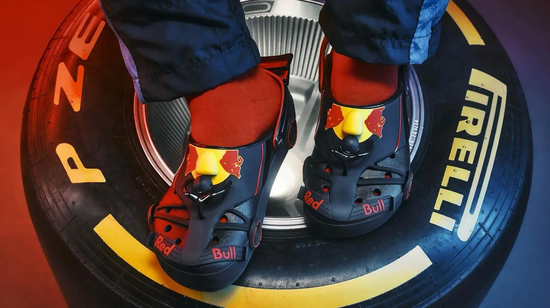 Crocs выпустила тапки в стиле болидов F1 — это официальная коллаба с Red Bull.  На выбор «спортивная