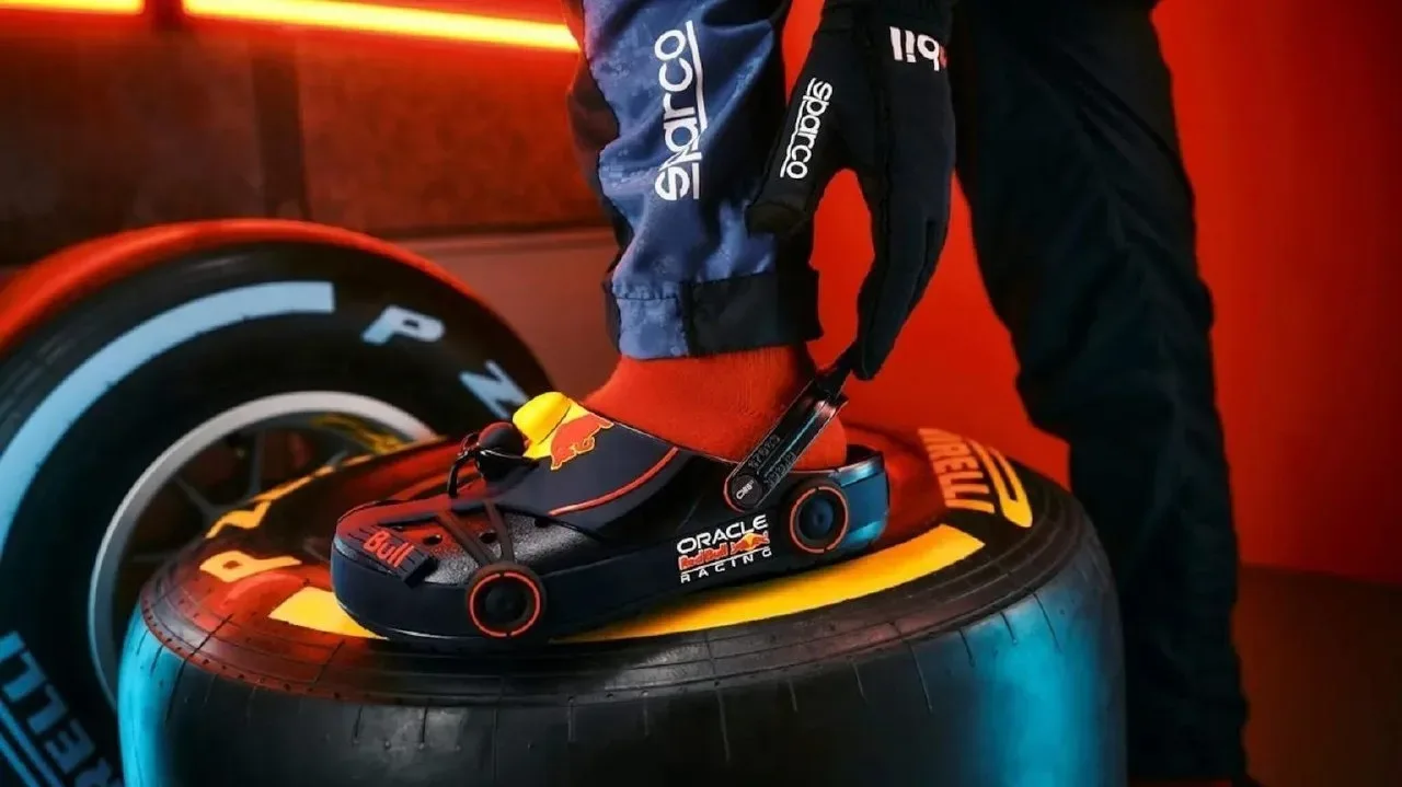 Crocs выпустила тапки в стиле болидов F1 — это официальная коллаба с Red Bull.  На выбор «спортивная