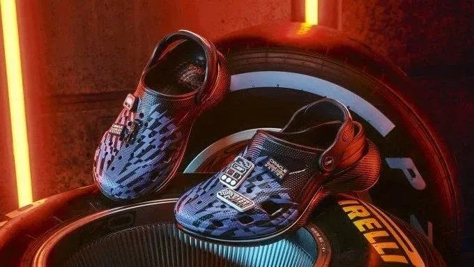 Crocs выпустила тапки в стиле болидов F1 — это официальная коллаба с Red Bull.  На выбор «спортивная