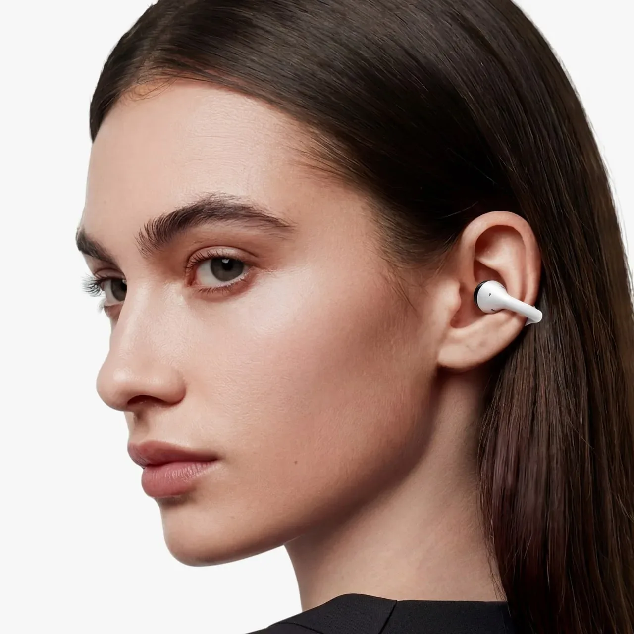 Xiaomi показала новый флагман 17 Max и свои первые наушники-клипсы Clip-On.   Смартфон — промежуточн