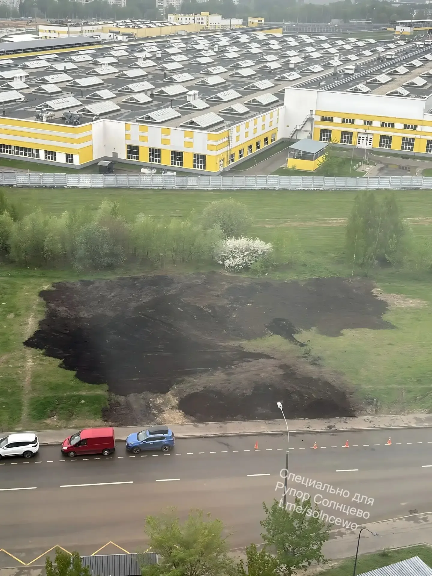 Между депо Солнцево и Авиаторов 5к3 (проектируемый проезд 1152) перерыли поле, накидали земли и оста