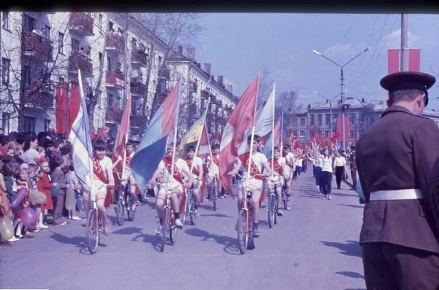 🌸 Как это было: Первомай в старой Лобне  Друзья, помните, как гремел День труда в нашем городе