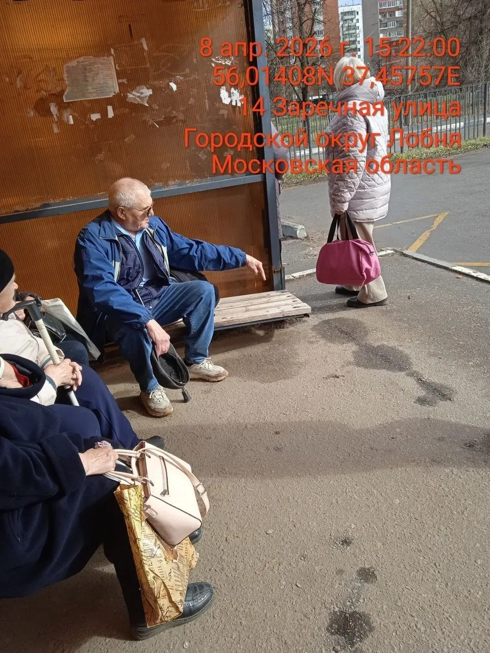 На Заречной улице у ЛЦГБ остановка буквально доживает свои дни. Стойка у скамейки совсем сгнила, а к