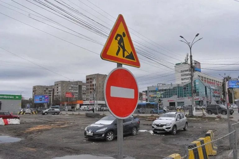 Виталий Королев поручил организовать удобный проход к вокзалу в Твери  Жители вынуждены пробираться 
