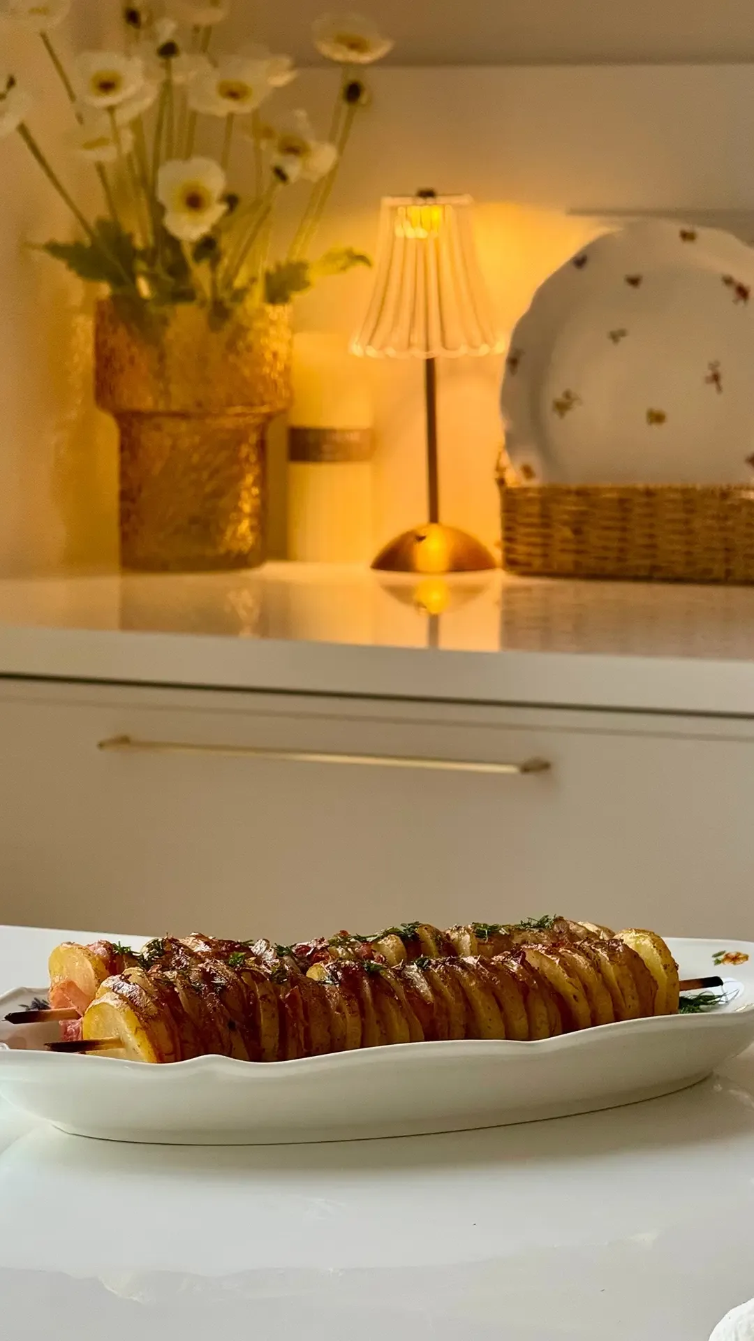 Мы к вам с блюдом на мангале!  Картошечка да с беконом и травами 🥓 Всем желаем прекрасных выходных! 