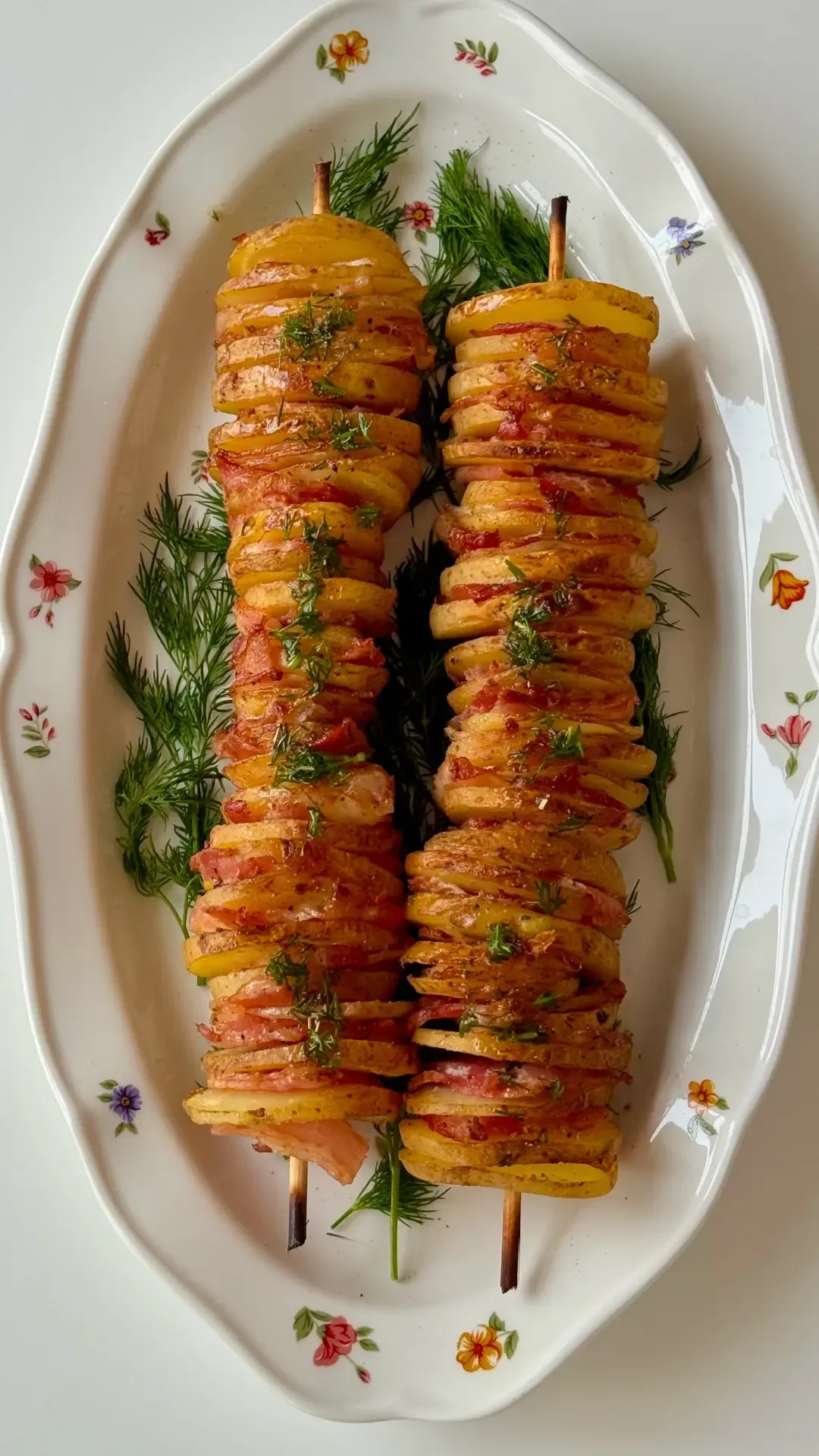 Мы к вам с блюдом на мангале!  Картошечка да с беконом и травами 🥓 Всем желаем прекрасных выходных! 