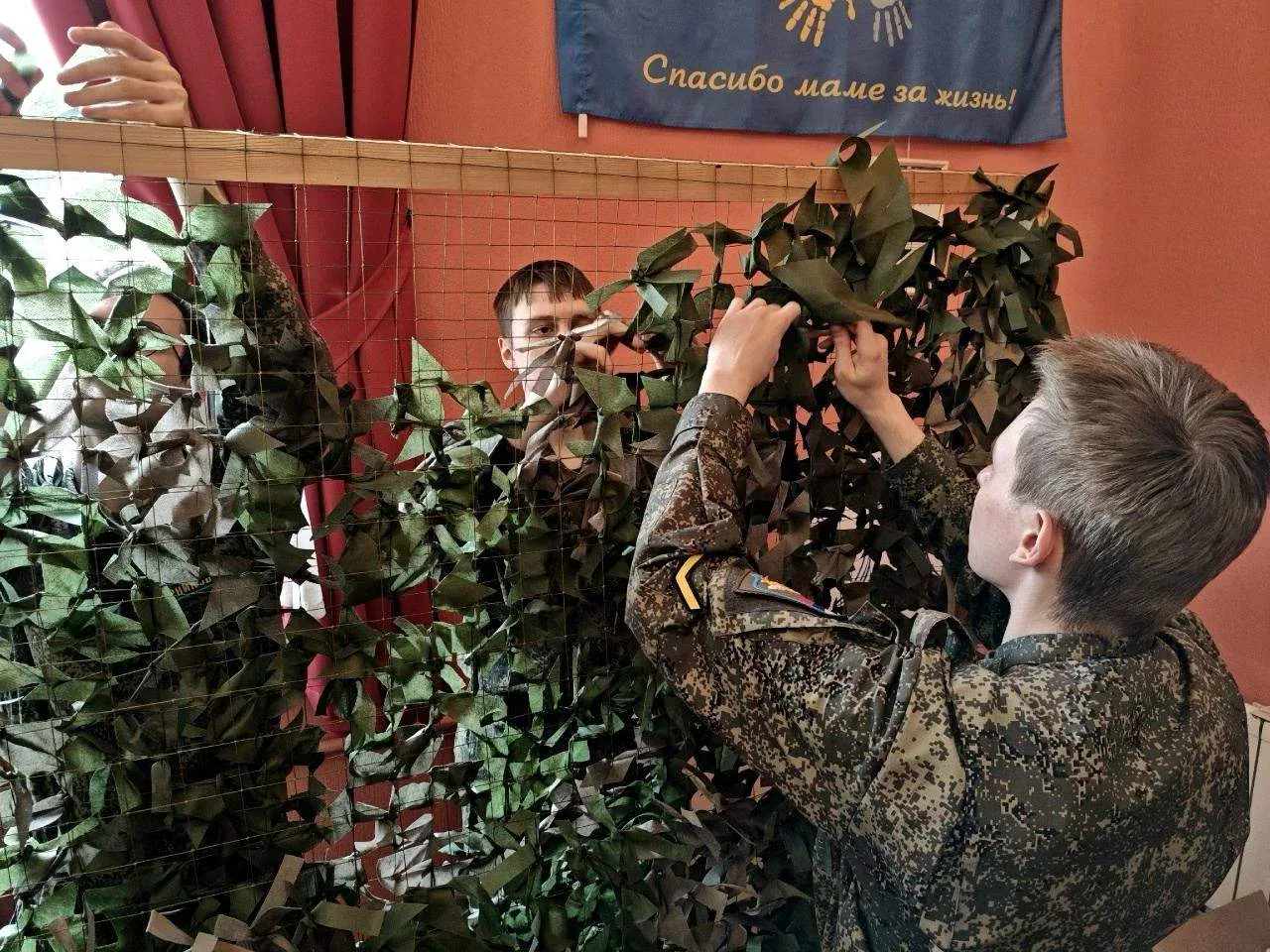 Студенты гидрометеорологического университета сплели маскировочные сети для бойцов СВО  Студенты Рос