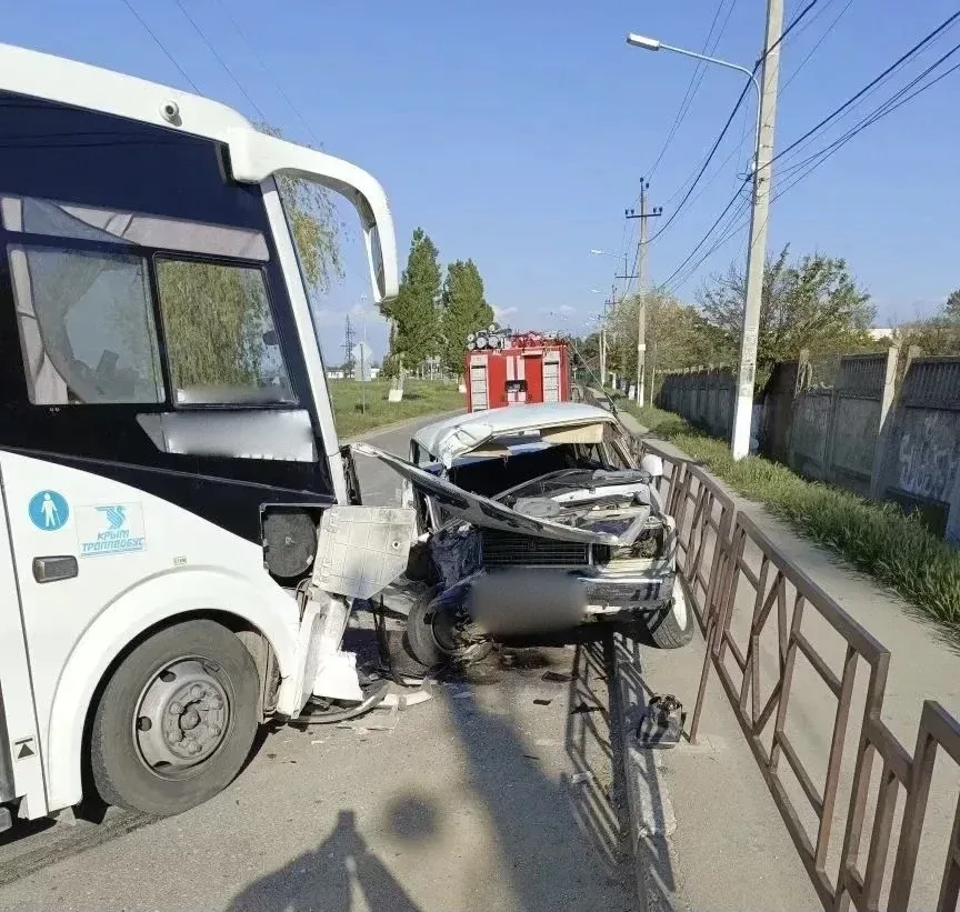 🚨 Пассажира зажало в машине после столкновения с автобусом в Бахчисарайском районе  Автомобиль и авт