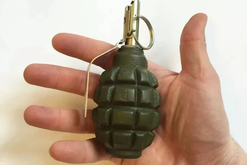 Подросток с КБР задержан с гранатой: в Нальчике нашли боевое устройство  В Нальчике у 17-летнего под