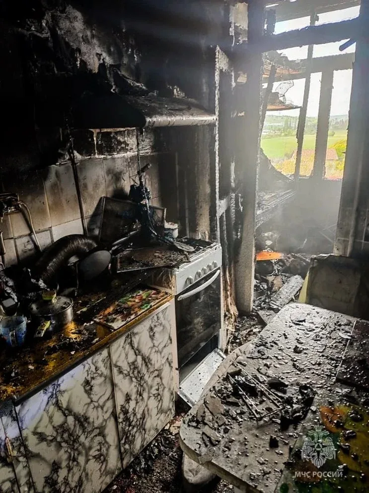 🔥 Из горящей многоэтажки под Севастополем эвакуировали 25 человек, включая семерых детей  Возгорание