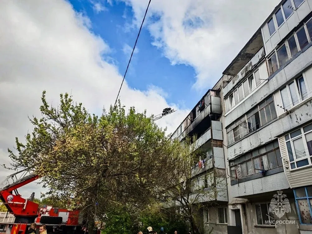 🔥 Из горящей многоэтажки под Севастополем эвакуировали 25 человек, включая семерых детей  Возгорание