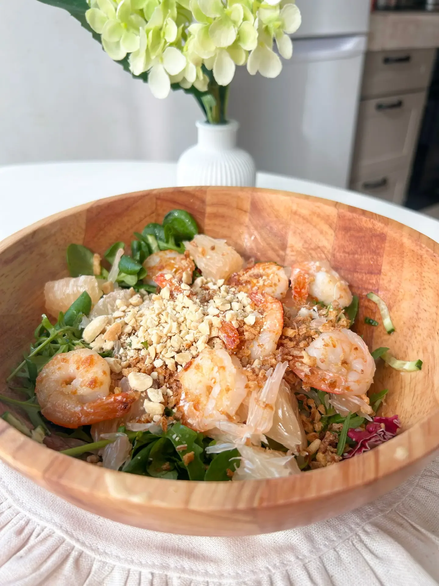 У меня снова вьетнамский салат с помело и креветками. Захотелось 😋 Зимой уже делилась рецептом, но с