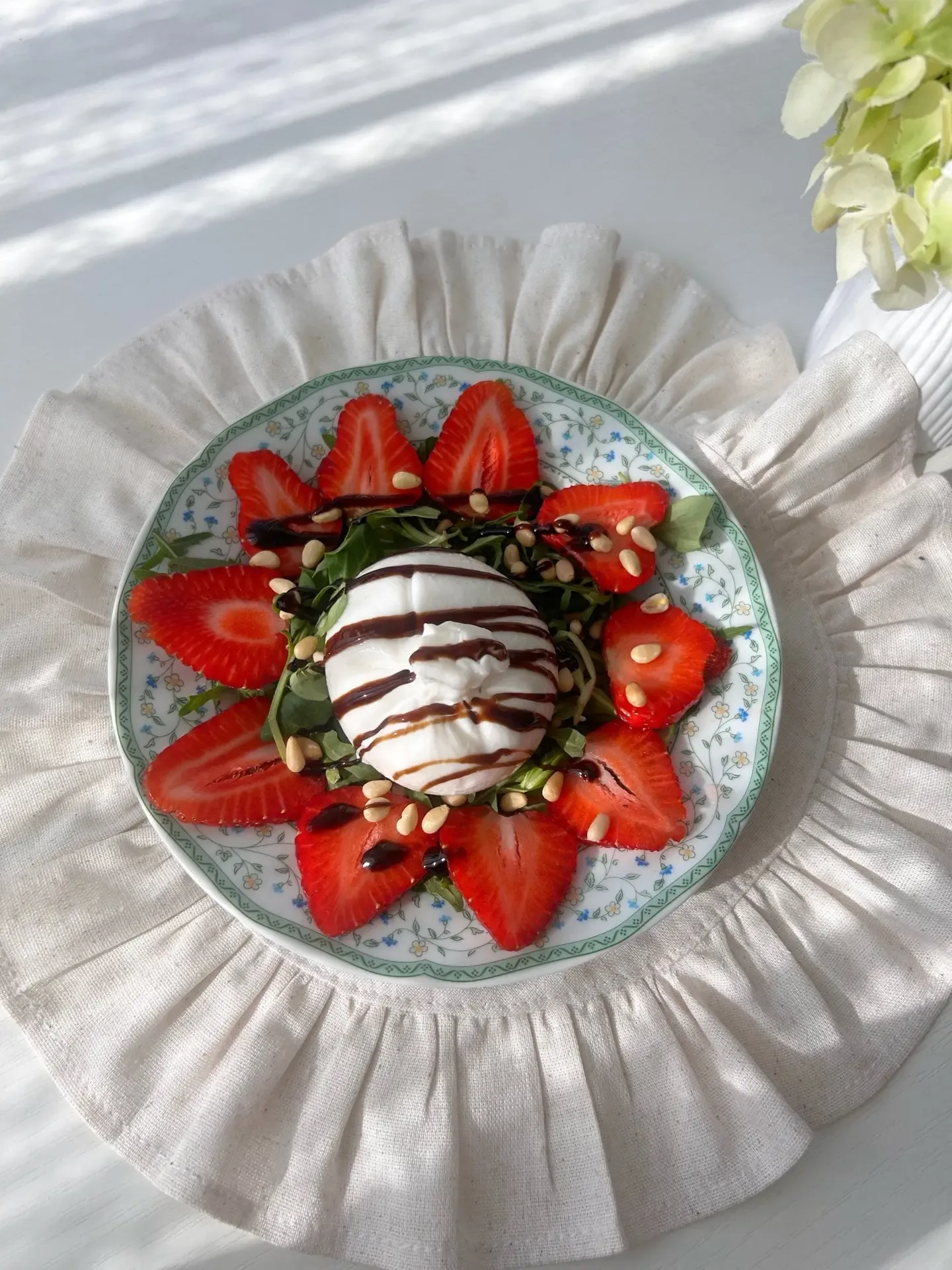 Ловите рецепт чудесного сезонного салата с клубникой 🍓  Вы даже не представляете как это вкусно! И н
