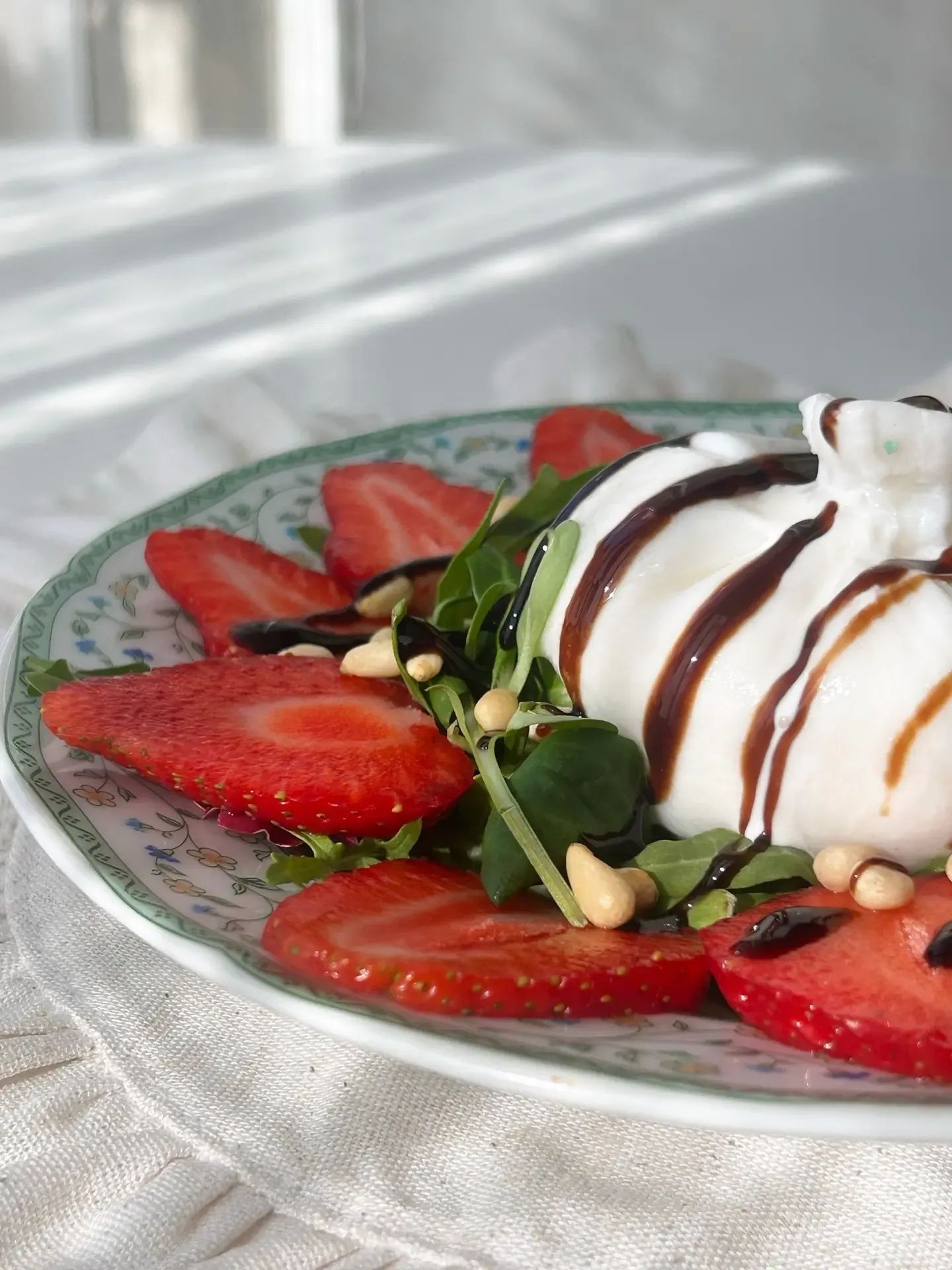 Ловите рецепт чудесного сезонного салата с клубникой 🍓  Вы даже не представляете как это вкусно! И н