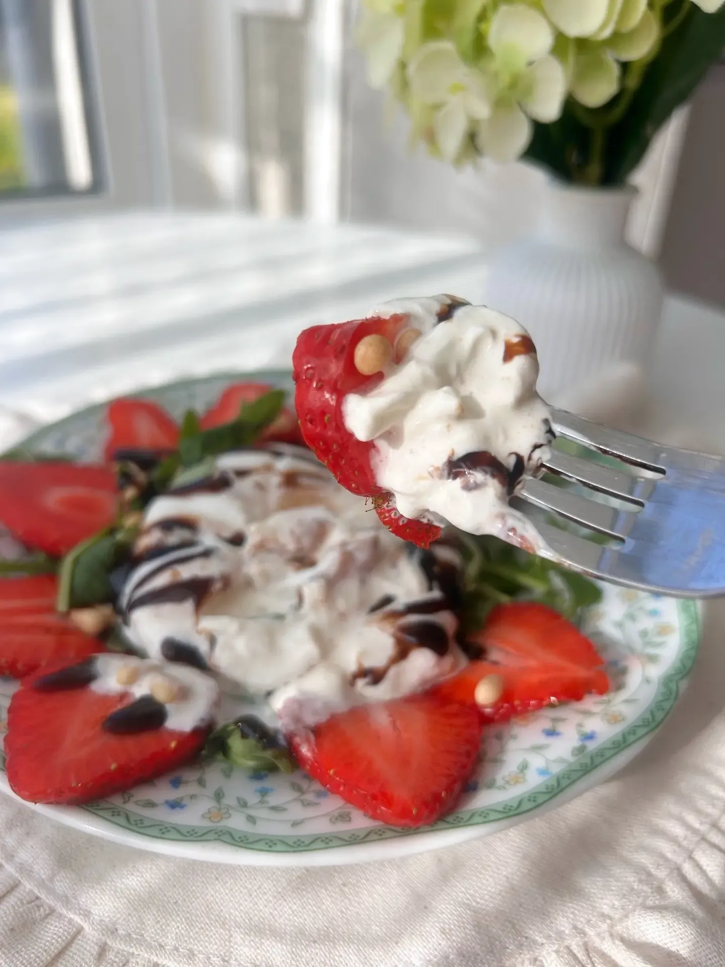 Ловите рецепт чудесного сезонного салата с клубникой 🍓  Вы даже не представляете как это вкусно! И н