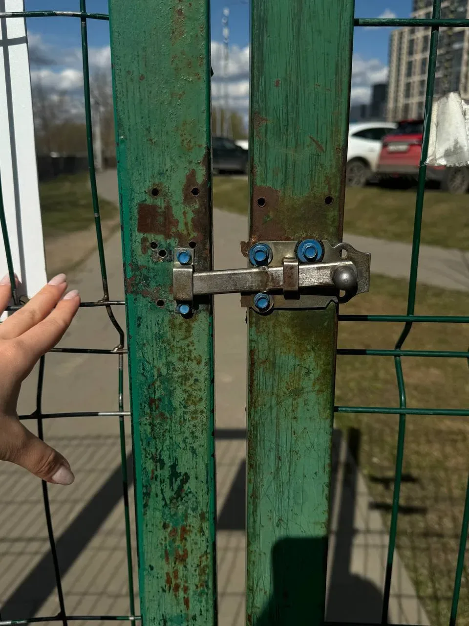 😧 Месяц назад жители обращались в УК «Самолет» по поводу состояния площадки для выгула собак в Путил