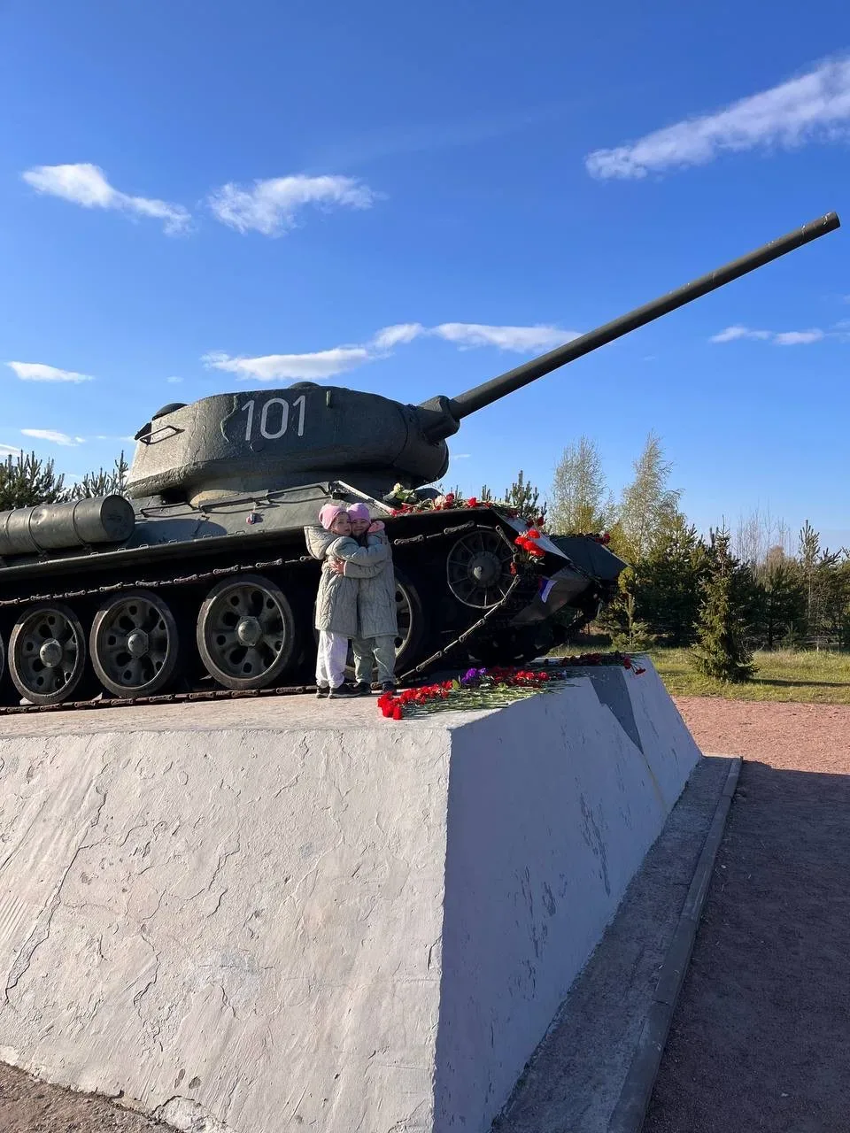 Важный, нужный, светлый день! С Днём Победы, друзья! Помним и гордимся.  У нас с детьми есть традици