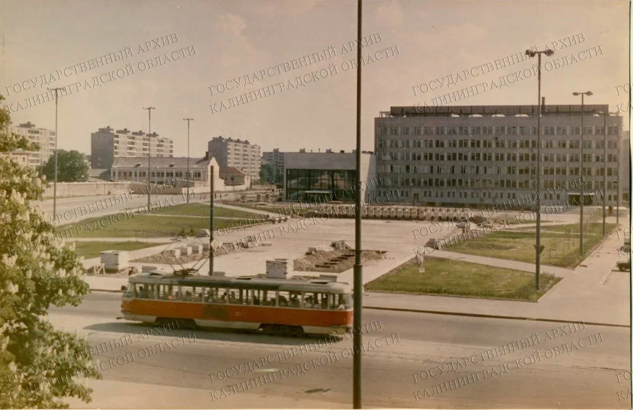 📸🏛️ Первая половина 80-х: как благоустраивали площадь маршала Василевского  А вы помните площадь в т