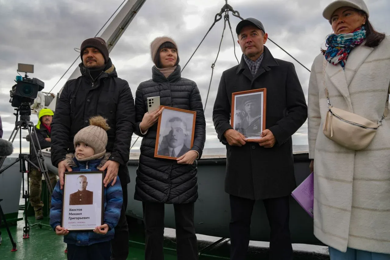 ⚓ Спустя 80 лет потомки моряков вернулись на место гибели своих героев. В руках родственники держали