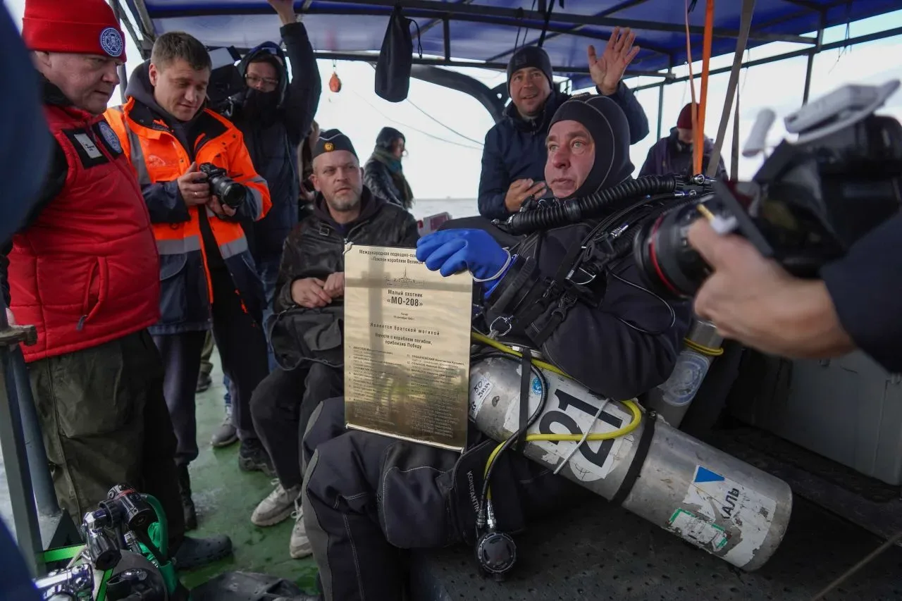 ⚓ Спустя 80 лет потомки моряков вернулись на место гибели своих героев. В руках родственники держали