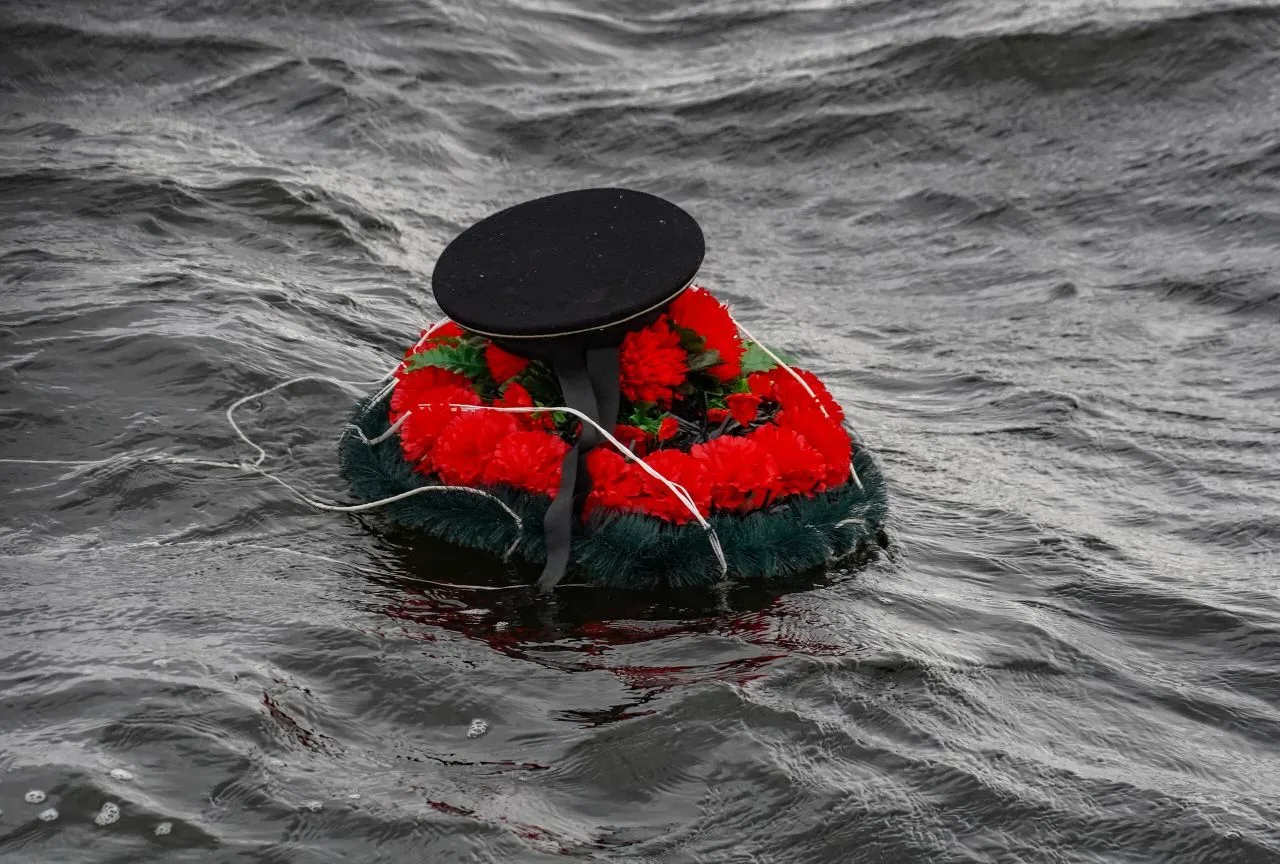 ⚓ Спустя 80 лет потомки моряков вернулись на место гибели своих героев. В руках родственники держали