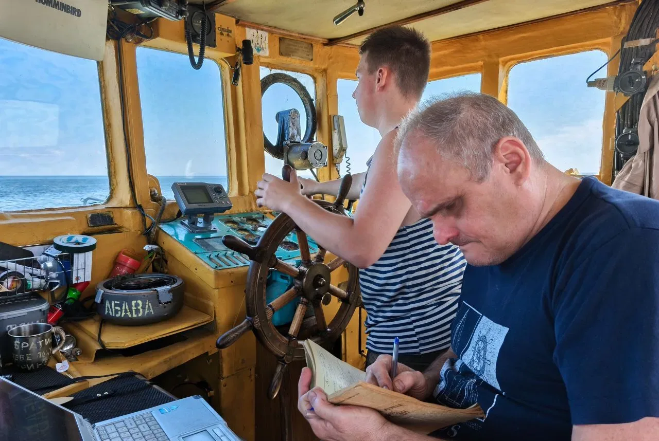⚓ Спустя 80 лет потомки моряков вернулись на место гибели своих героев. В руках родственники держали