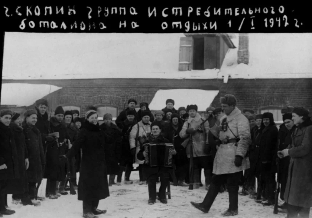 🎉 «С раннего утра до поздней ночи 9 мая шло ликование. Весенним половодьем хлынул на улицы людской п