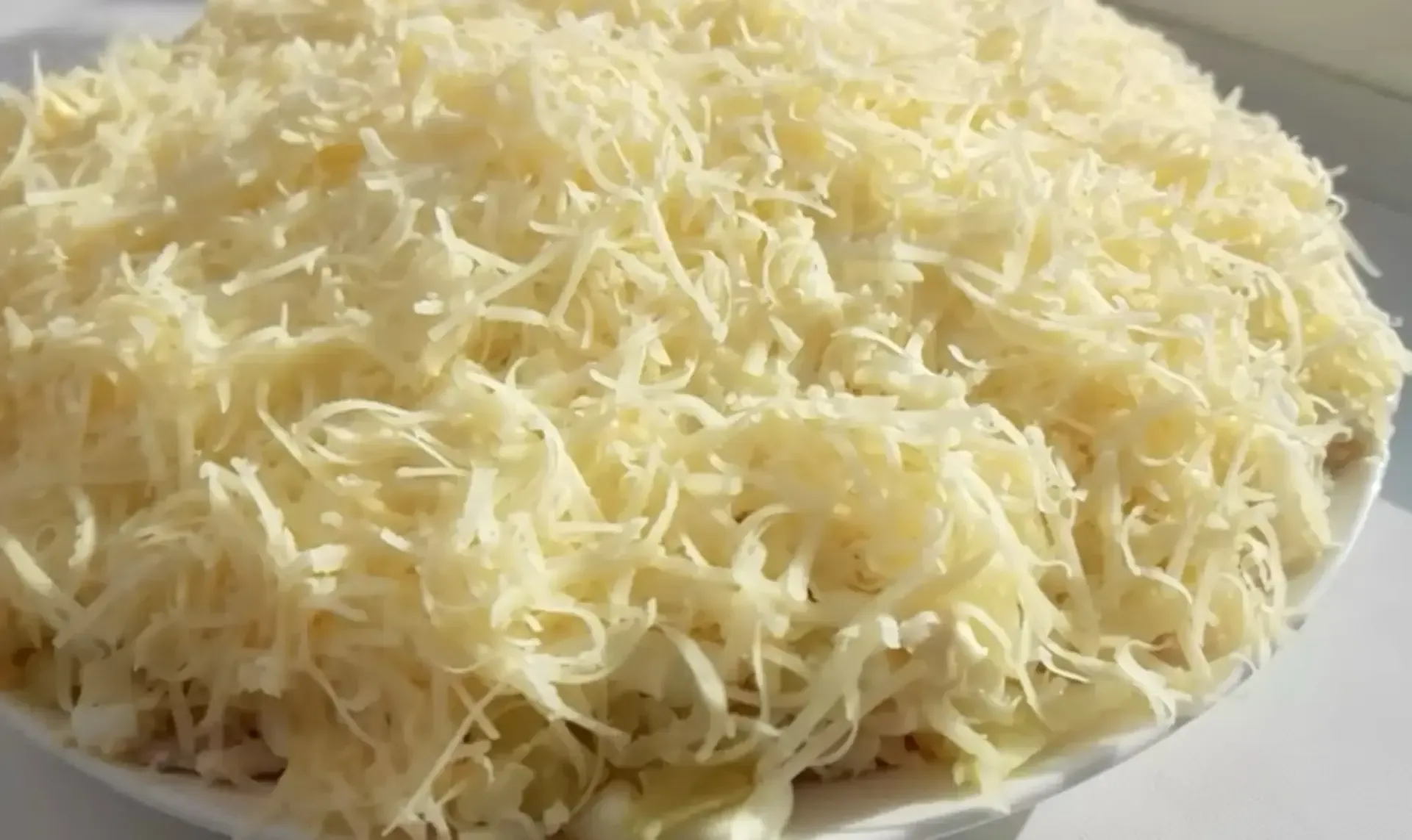 Салат «Курица под шубой»  Ингредиенты: ✅Куриная грудка - 1 шт. ✅Картофель - 2 шт. ✅Яйца - 3 шт. ✅Сыр