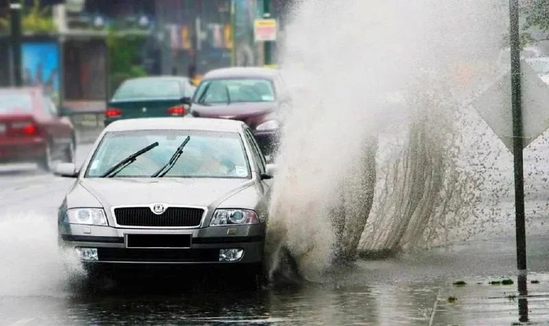 🚘 Облившему пешехода из лужи водителю грозит штраф  Если водитель облил водой пешехода, то его дейст