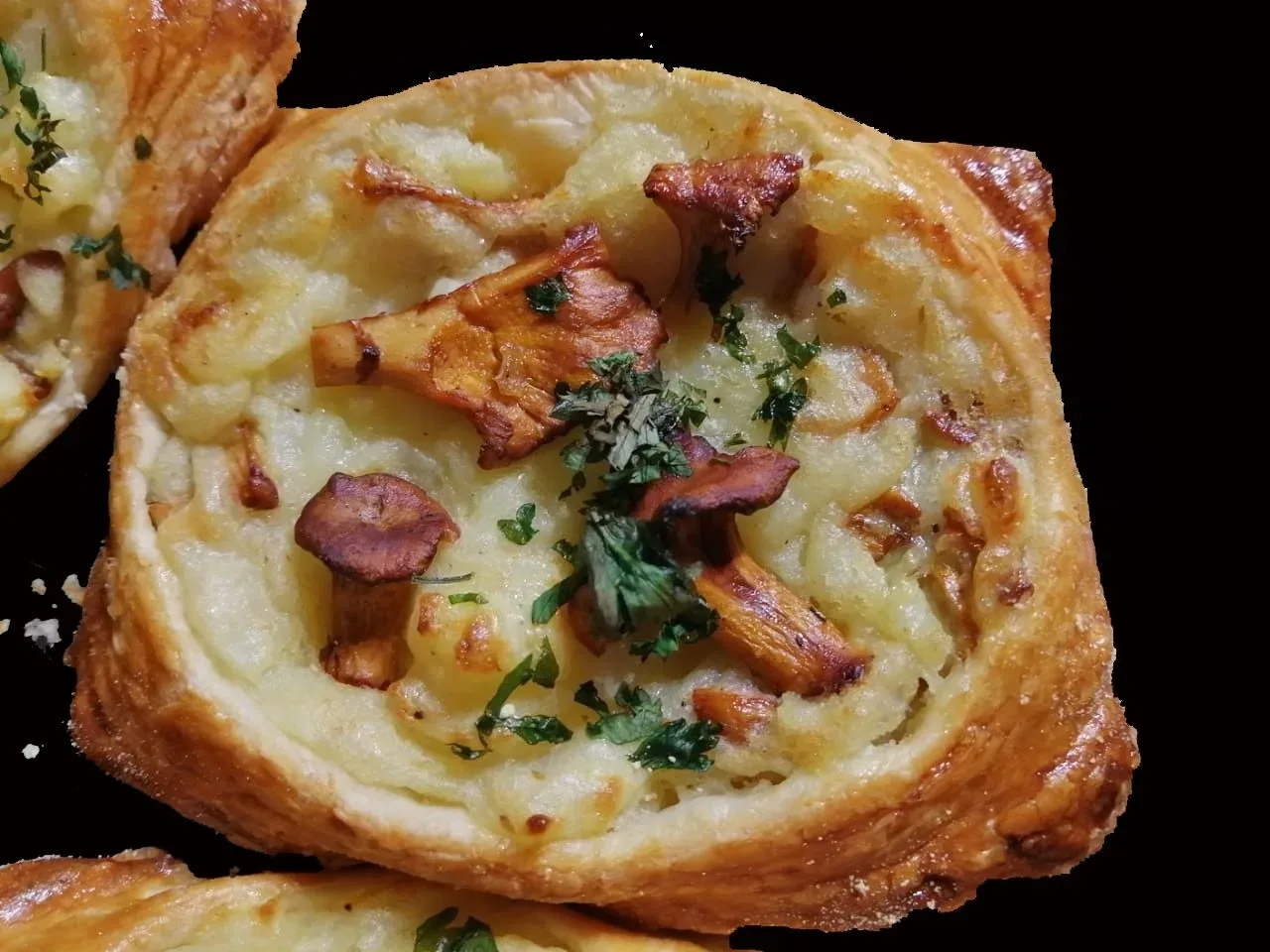 Слойки с картошкой и лисичками 🌷  Вкуснота невероятная, рецепт простейший и очень быстрый. Если оста