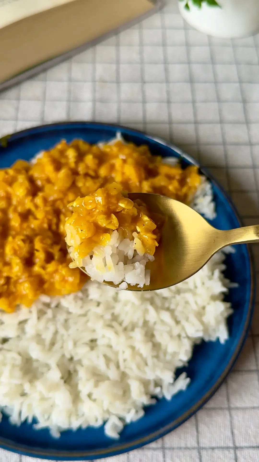 КАРРИ С КРАСНОЙ ЧЕЧЕВИЦЕЙ🍛  Я очень люблю рецепты в стиле индийской кухни и рецепты с карри очень ча