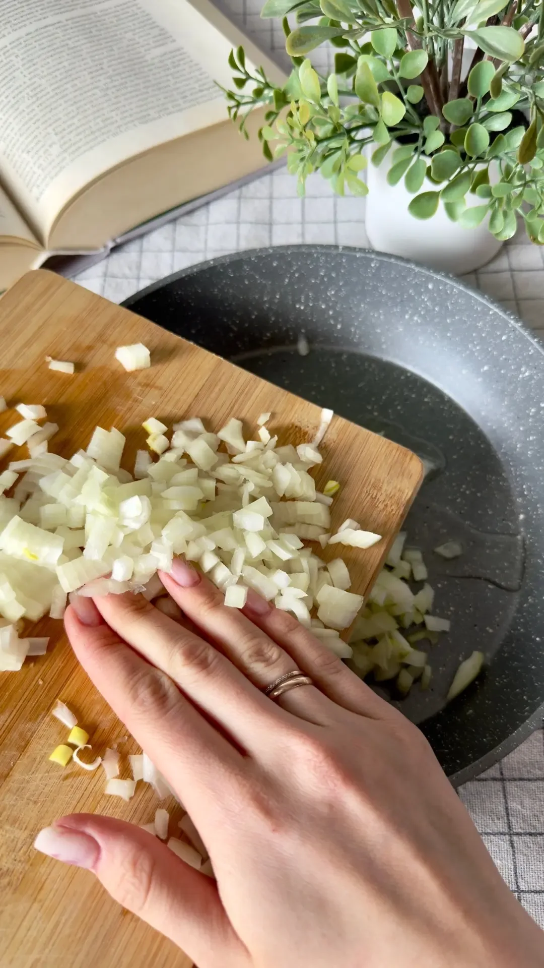 КАРРИ С КРАСНОЙ ЧЕЧЕВИЦЕЙ🍛  Я очень люблю рецепты в стиле индийской кухни и рецепты с карри очень ча