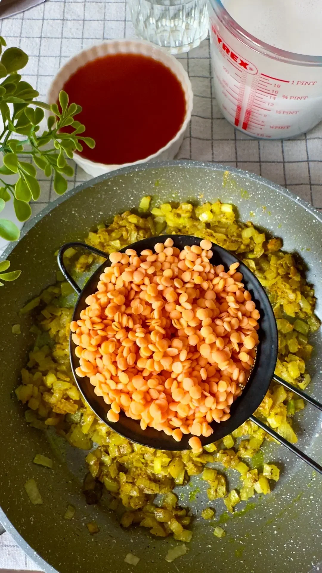 КАРРИ С КРАСНОЙ ЧЕЧЕВИЦЕЙ🍛  Я очень люблю рецепты в стиле индийской кухни и рецепты с карри очень ча