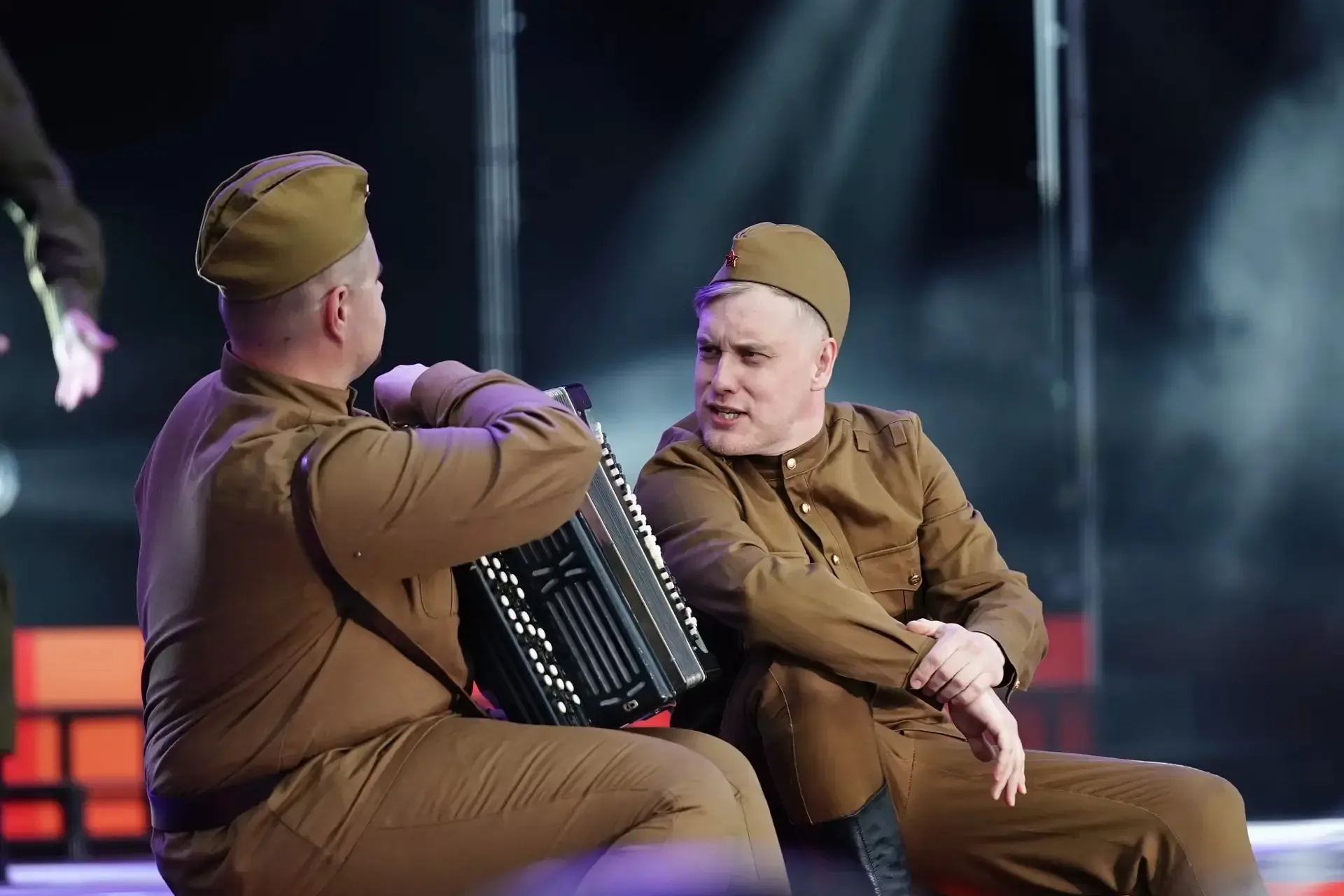 За каждым большим праздником стоите вы.  Специалисты городских служб, организаторы и артисты, коммун