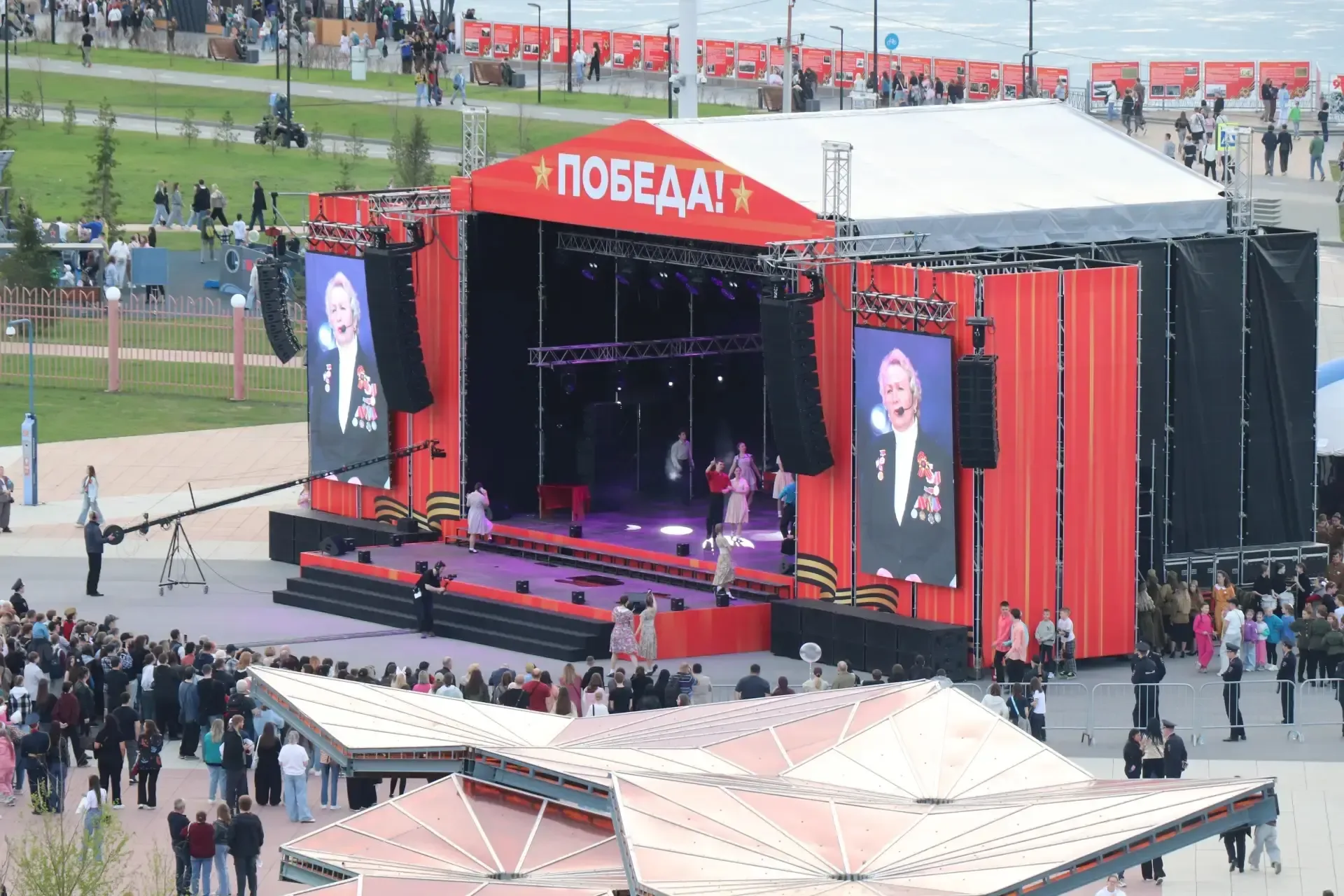 За каждым большим праздником стоите вы.  Специалисты городских служб, организаторы и артисты, коммун