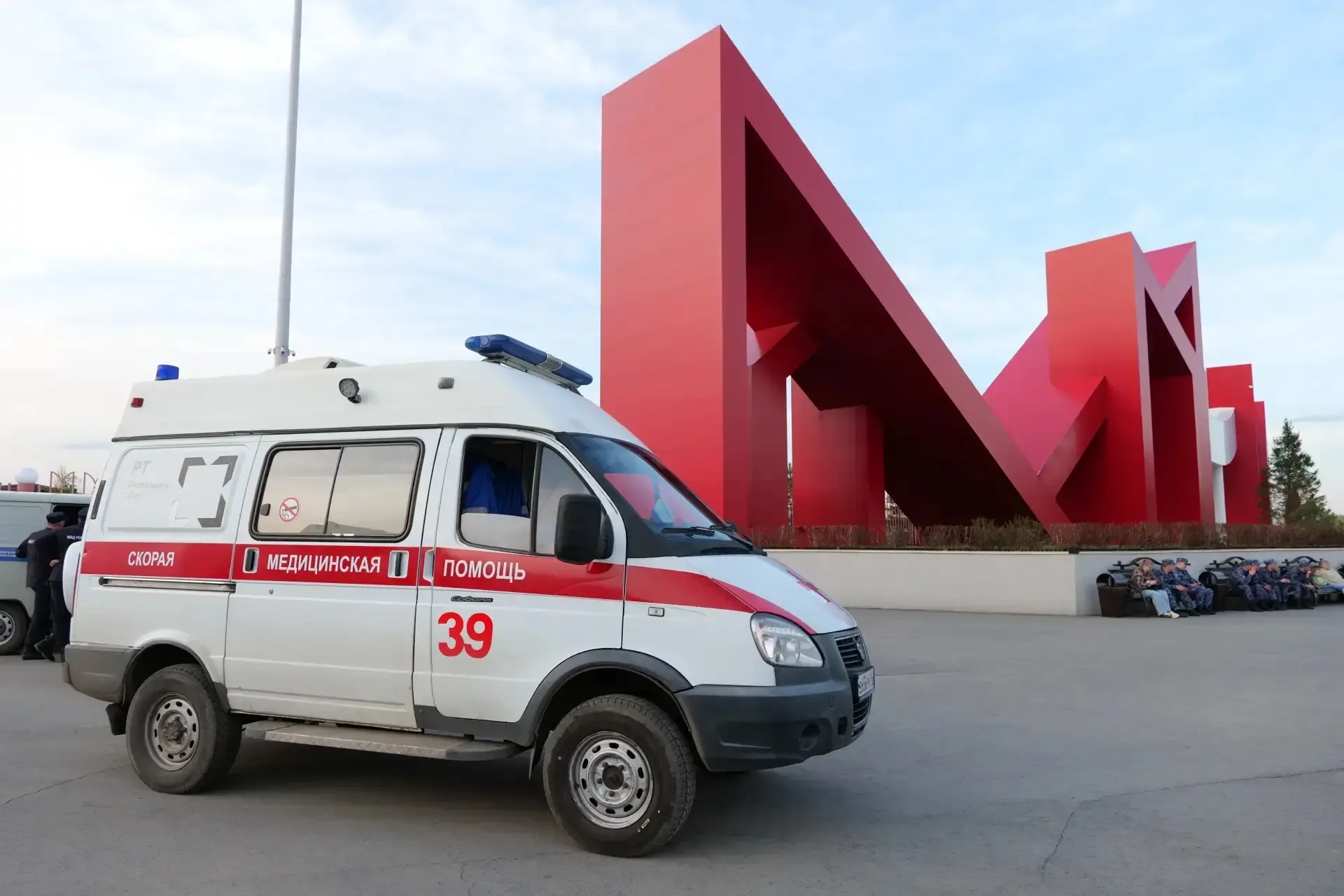 За каждым большим праздником стоите вы.  Специалисты городских служб, организаторы и артисты, коммун