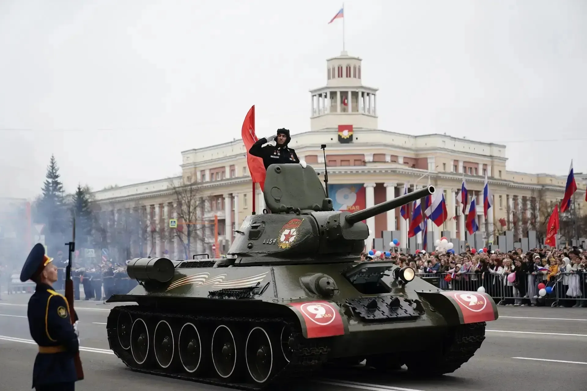 На площади Советов завершились торжественный марш, посвященный 81-й годовщине Победы в Великой Отече