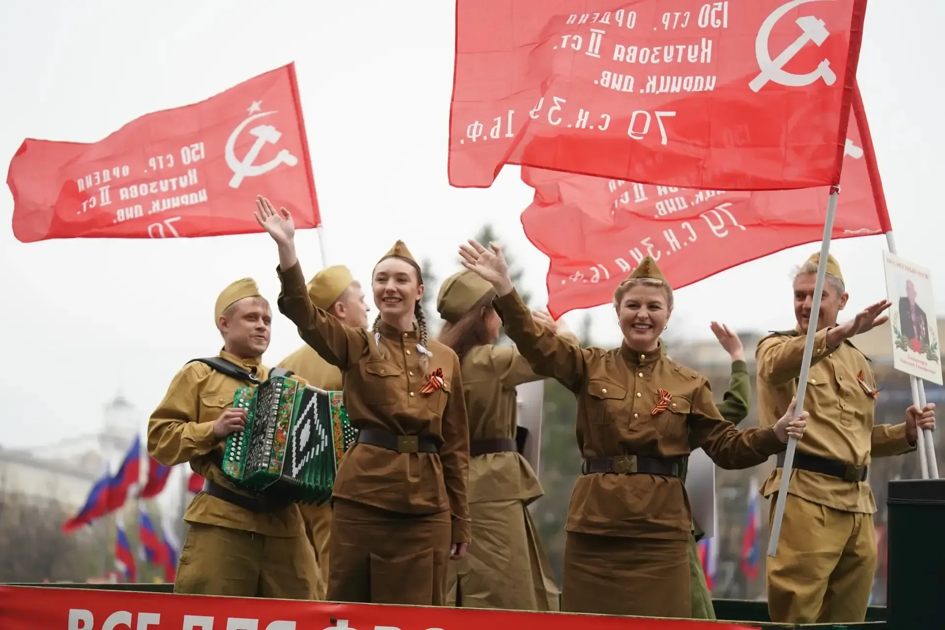 На площади Советов завершились торжественный марш, посвященный 81-й годовщине Победы в Великой Отече